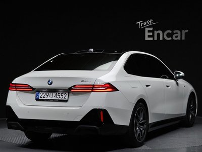 2024 BMW 5 SERIES photo 4