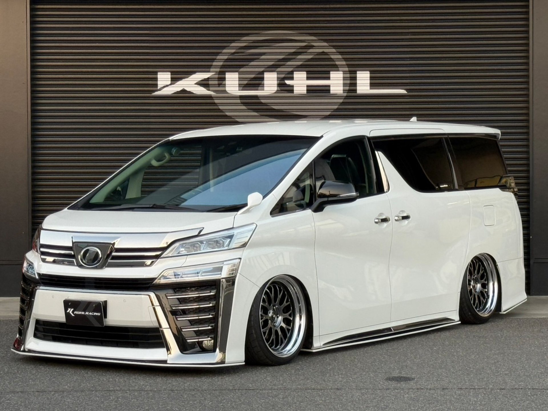 TOYOTA VELLFIRE - View 1