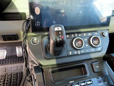 LAND ROVER DEFENDER - 10