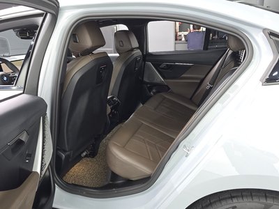 2025 BMW 5 SERIES 缩略图 11