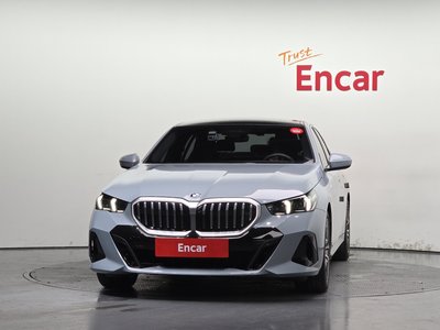 2025 BMW 5 SERIES 照片 2