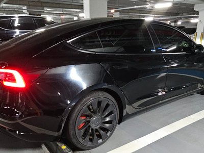 TESLA MODEL 3 - 10