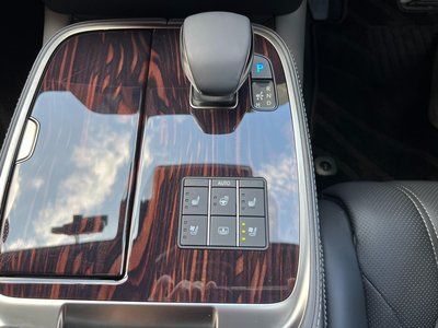 2024 Lexus LS thumbnail 32