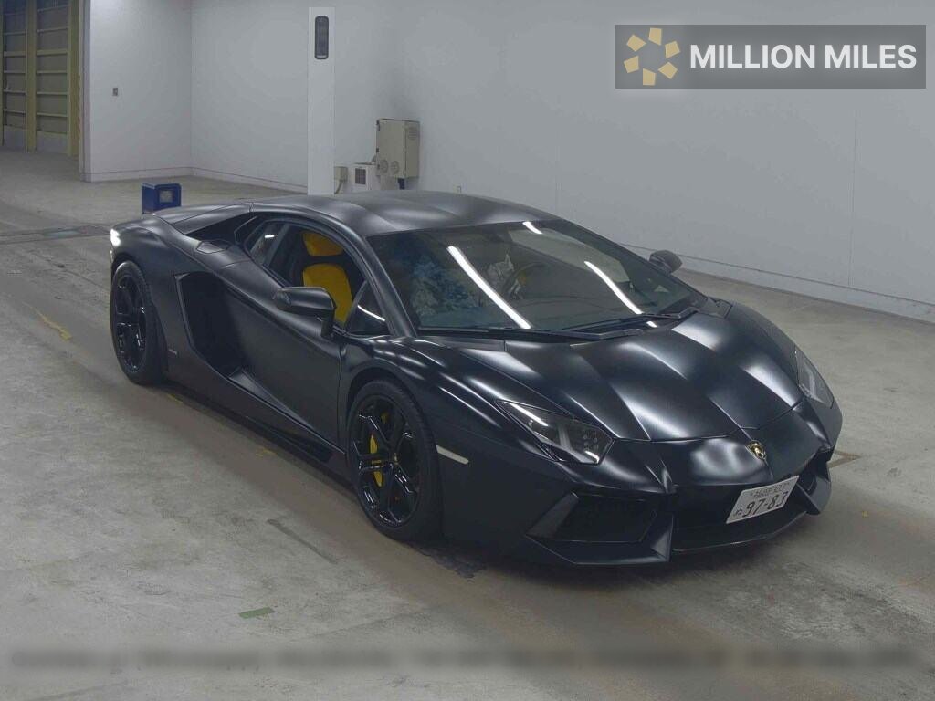 LAMBORGHINI AVENTADOR - View 1