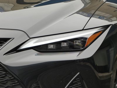2021 Lexus IS — миниатюра 12