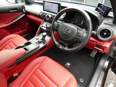 2021 Lexus IS — миниатюра 17