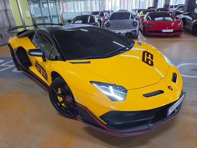 LAMBORGHINI AVENTADOR - 1
