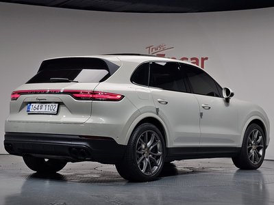 2021 Porsche CAYENNE photo 2