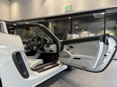 صورة 14 لـ 2025 Porsche 718