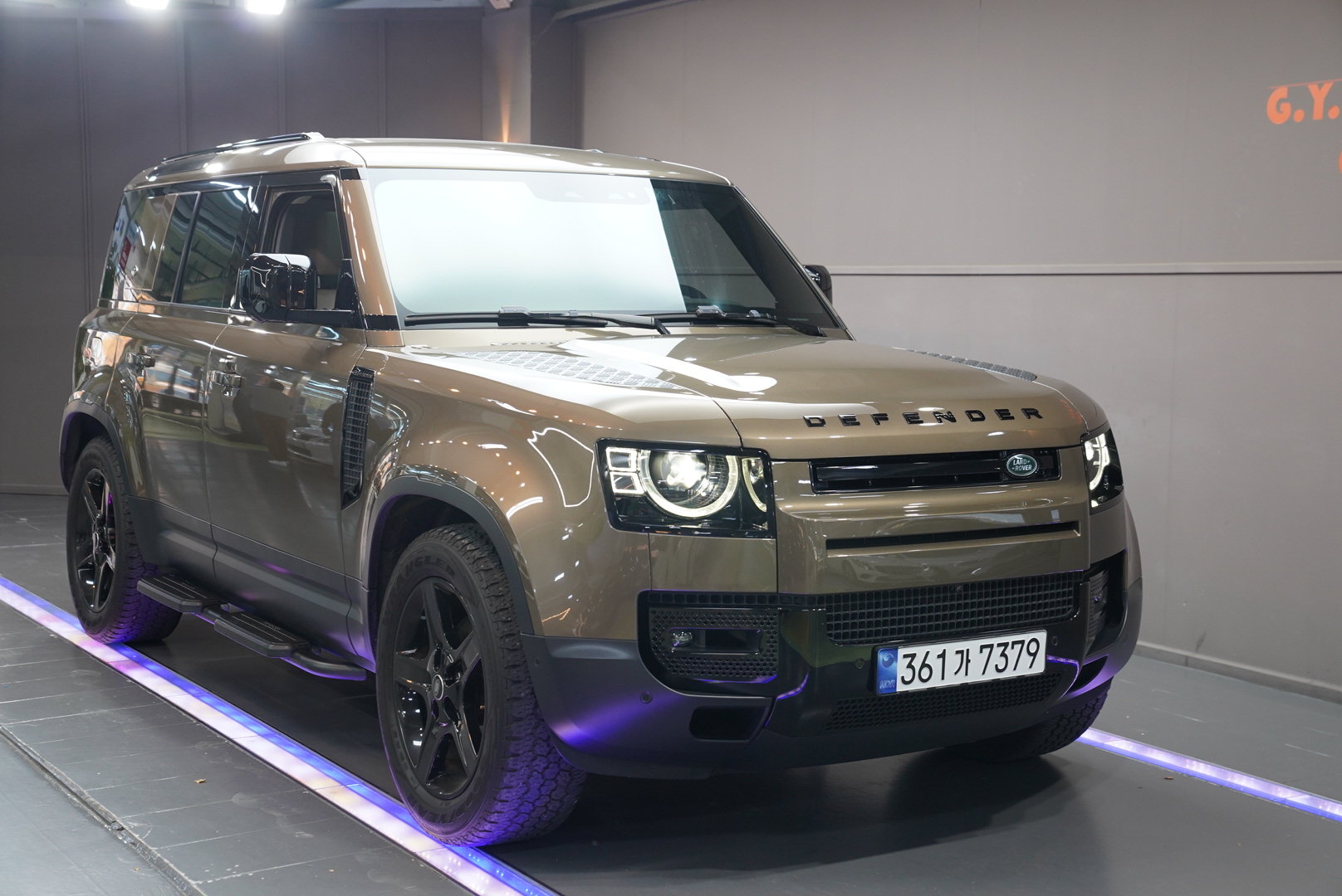 LAND ROVER DEFENDER - View 1