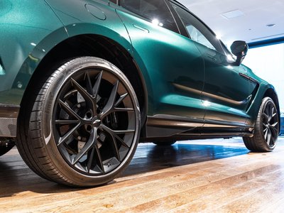 ASTON MARTIN DBX - 10