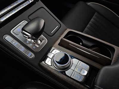 2019 Genesis G90 photo 9