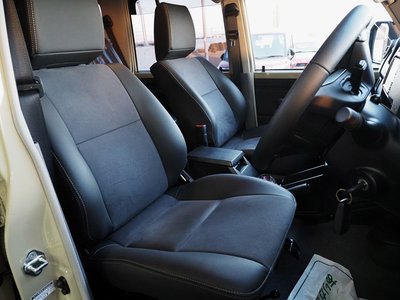 TOYOTA LAND CRUISER 70 - 9