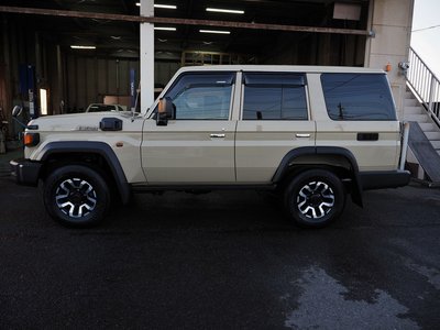 TOYOTA LAND CRUISER 70 - 4