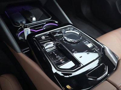 2025 BMW 5 SERIES thumbnail 12
