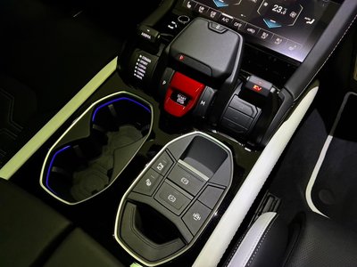 صورة 7 لـ 2026 Lamborghini URUS