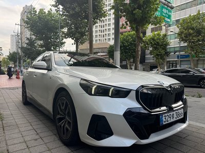 2025 BMW 5 SERIES 照片 1
