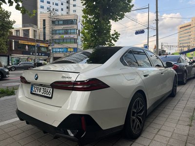 2025 BMW 5 SERIES 照片 2