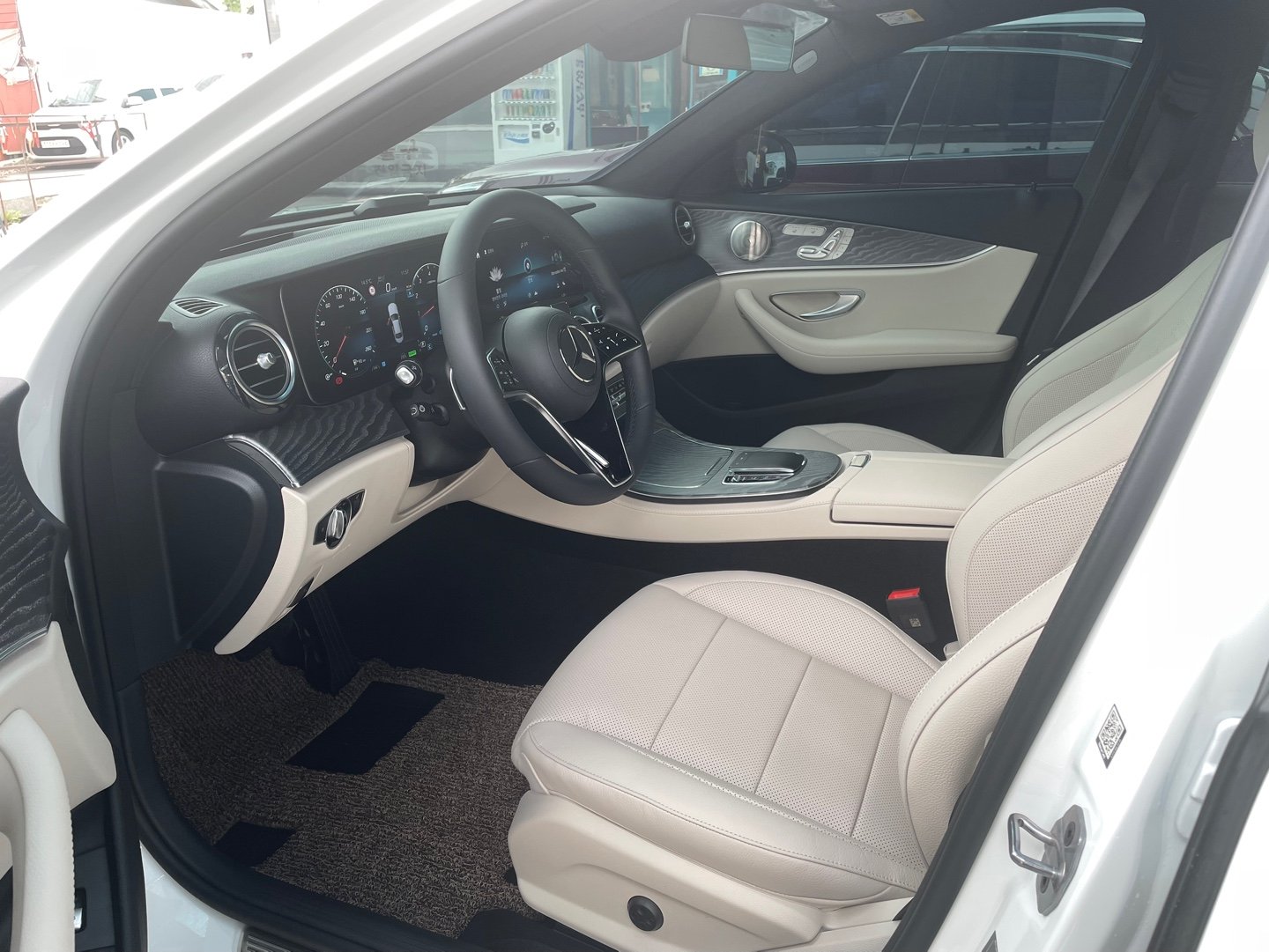 MERCEDES-BENZ E-CLASS - View 1