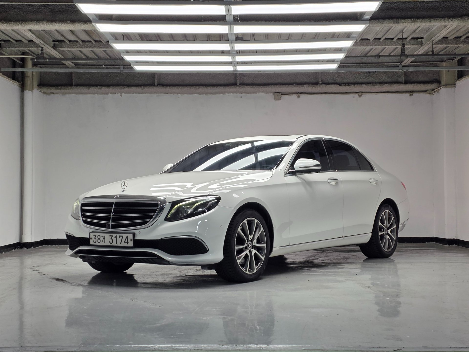 MERCEDES-BENZ E-CLASS - View 1