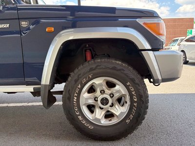 TOYOTA LAND CRUISER 70 - 9