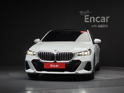 2025 BMW 5 SERIES photo 2