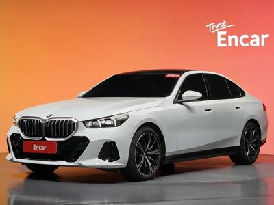 2025 BMW 5 SERIES photo 1