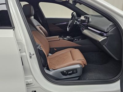 2025 BMW 5 SERIES — миниатюра 16