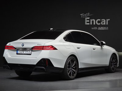 2025 BMW 5 SERIES photo 3