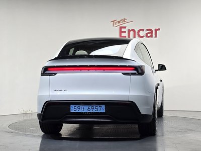 TESLA MODEL Y - 3