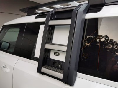 LAND ROVER DEFENDER - 8