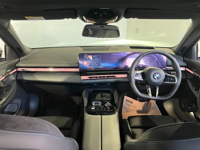 2025 BMW 5 SERIES — фото 5