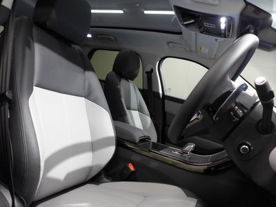 2025 LAND Rover RANGE ROVER VELAR thumbnail 19