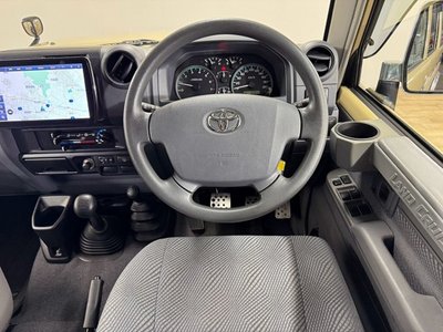 2015 Toyota LAND CRUISER 70 — миниатюра 70
