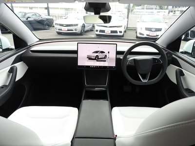 TESLA MODEL Y - 5