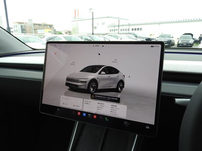 TESLA MODEL Y - 7
