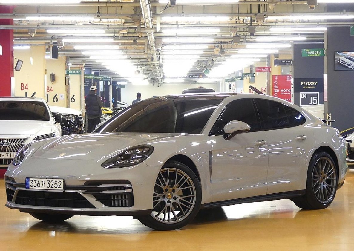 PORSCHE PANAMERA - View 1