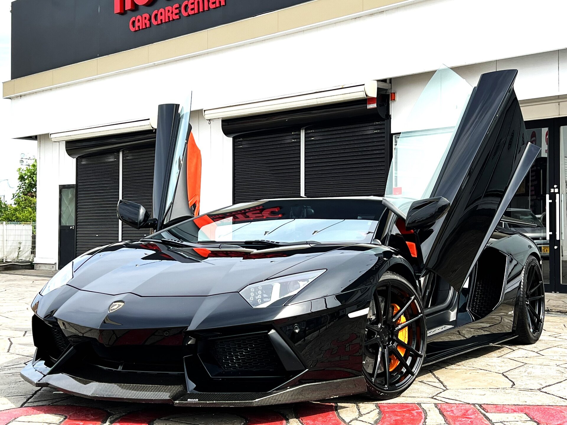 LAMBORGHINI AVENTADOR - View 1