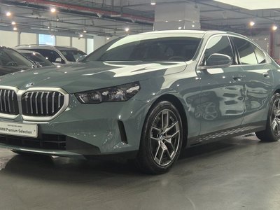 2025 BMW 5 SERIES 照片 1