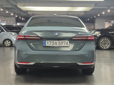 2025 BMW 5 SERIES 照片 2