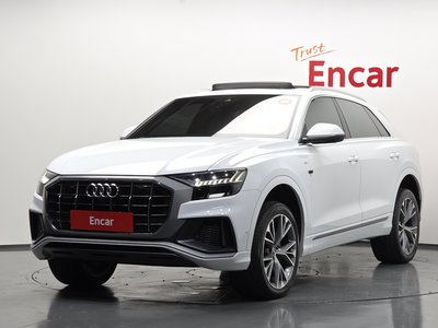 AUDI Q8 - 1