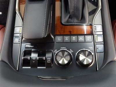2017 Lexus LX — миниатюра 16