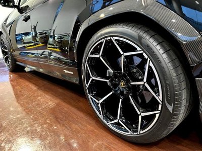 LAMBORGHINI URUS - 10