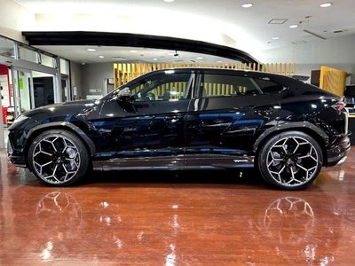 LAMBORGHINI URUS - 7