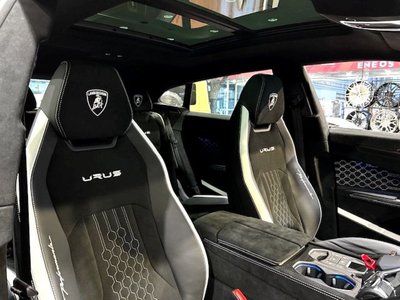 LAMBORGHINI URUS - 4