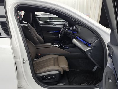 2025 BMW 5 SERIES — миниатюра 11