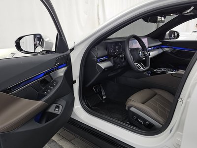2025 BMW 5 SERIES — фото 10
