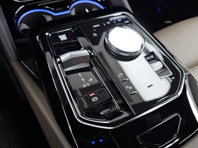 2025 BMW 5 SERIES — фото 9