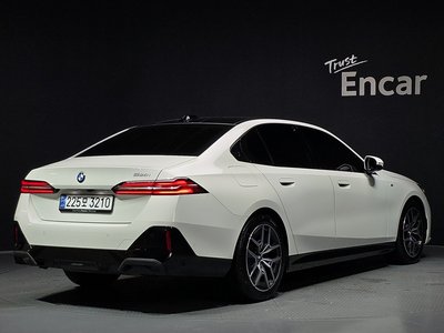 2025 BMW 5 SERIES — фото 3