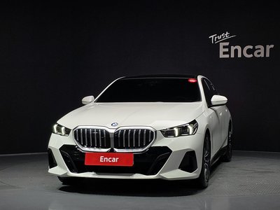 2025 BMW 5 SERIES — фото 2